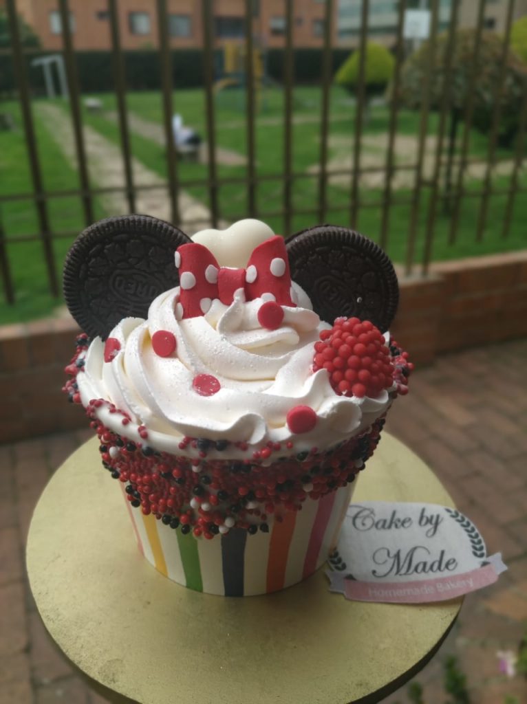 Big cupcake crema blanca con detalles en rojo especialidad de cake by made