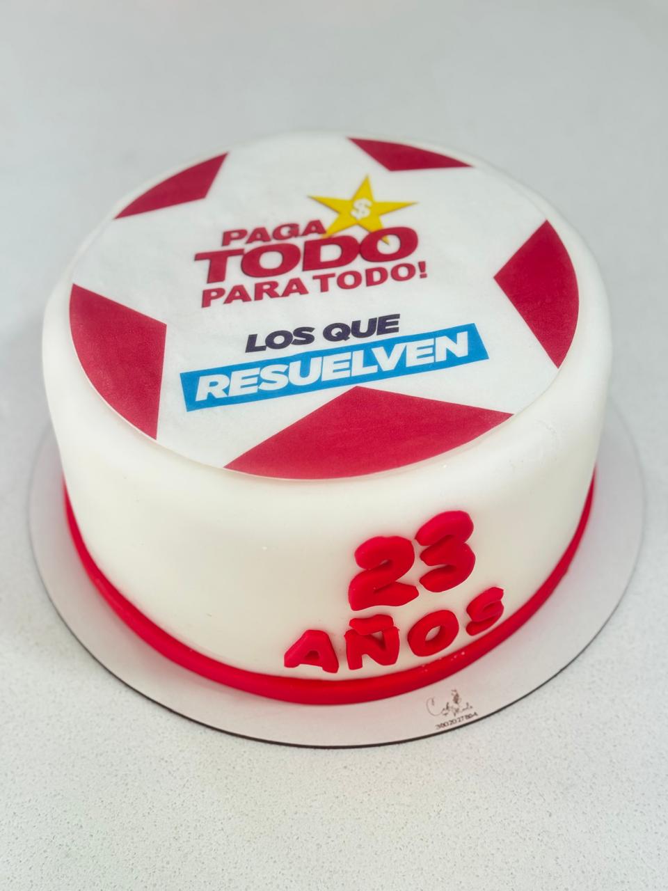 Torta básica personalizada con impresión comestible, decoración minimalista y acabado artesanal premium