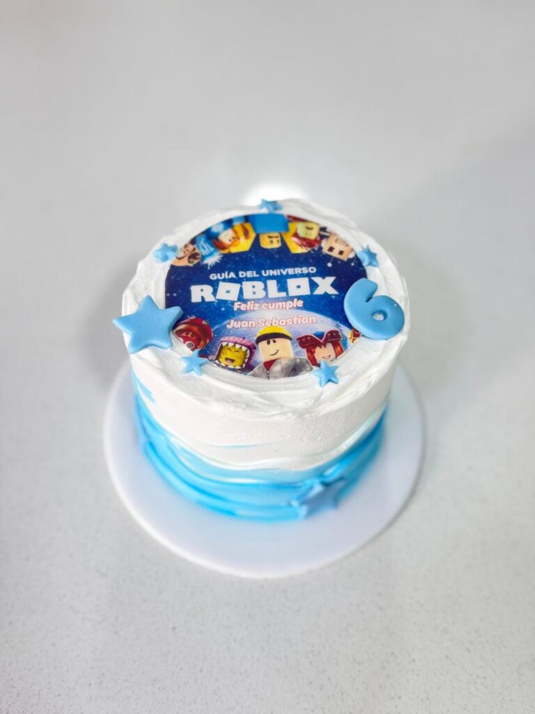Diseño de torta básica en crema con una impresión comestible del juego roblox