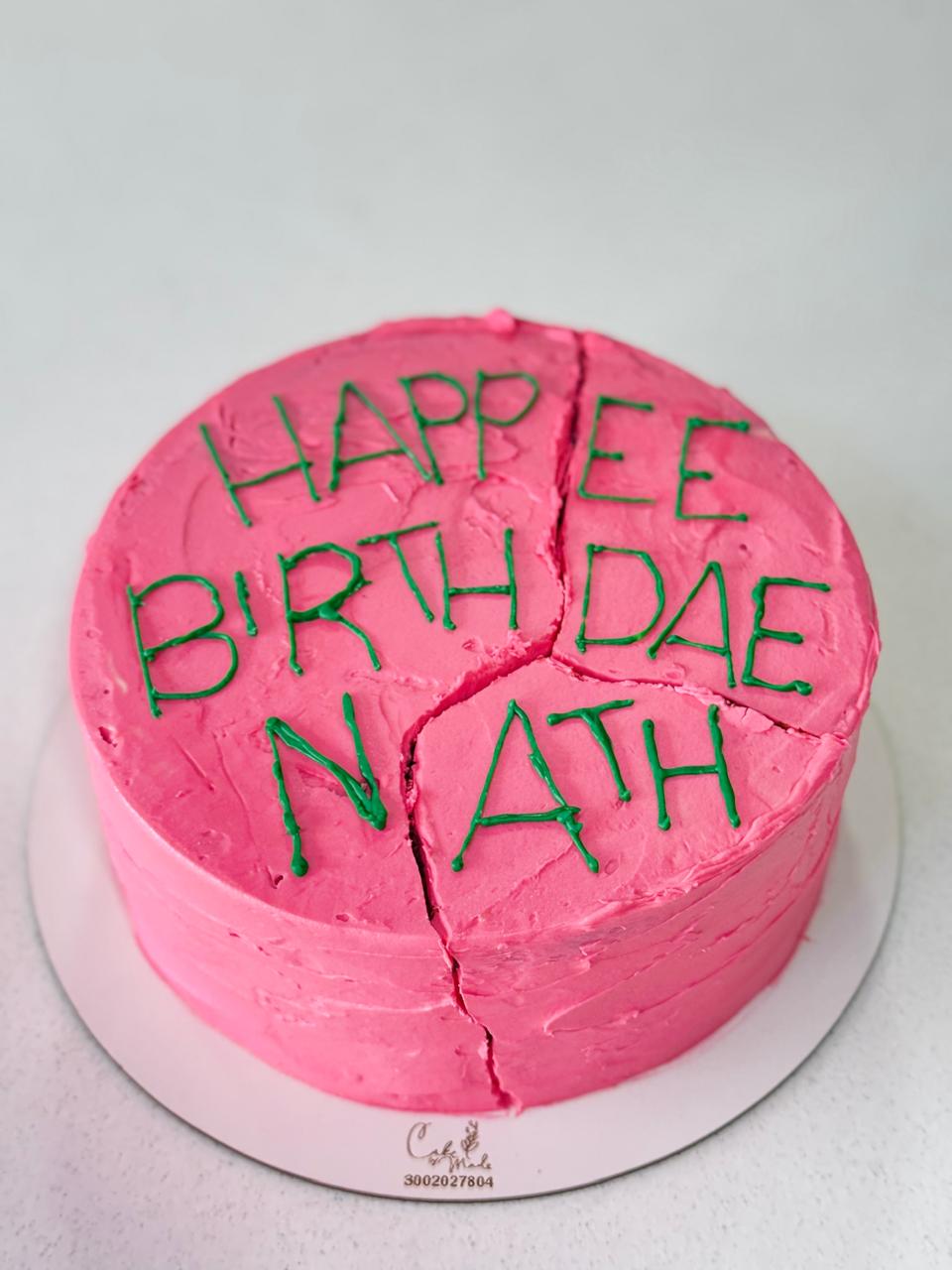 Torta básica personalizada en buttercream rosa con mensaje escrito a mano y acabado artesanal