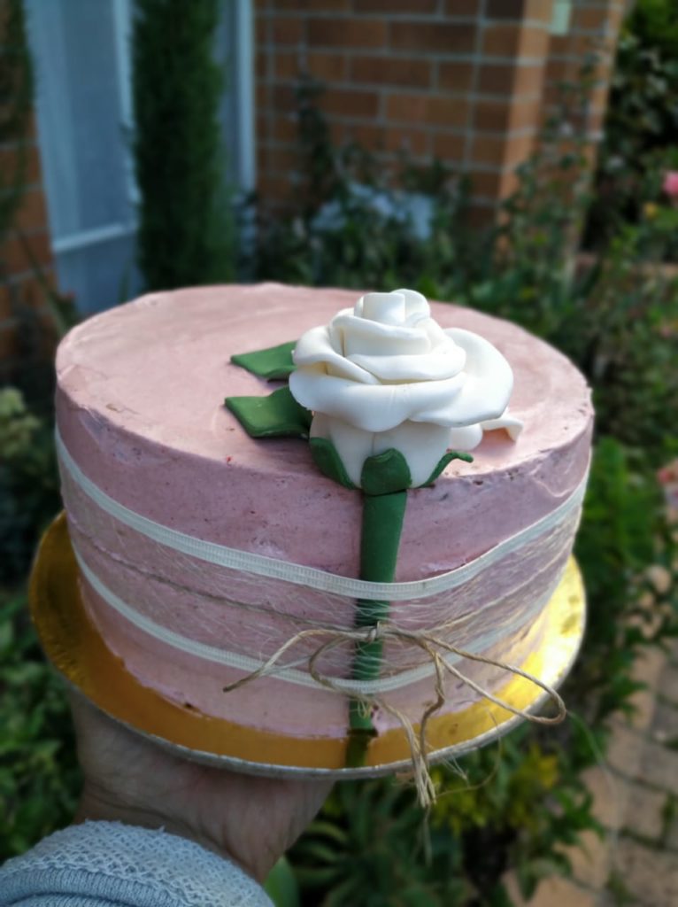 Torta decorada en crema rosa blanca