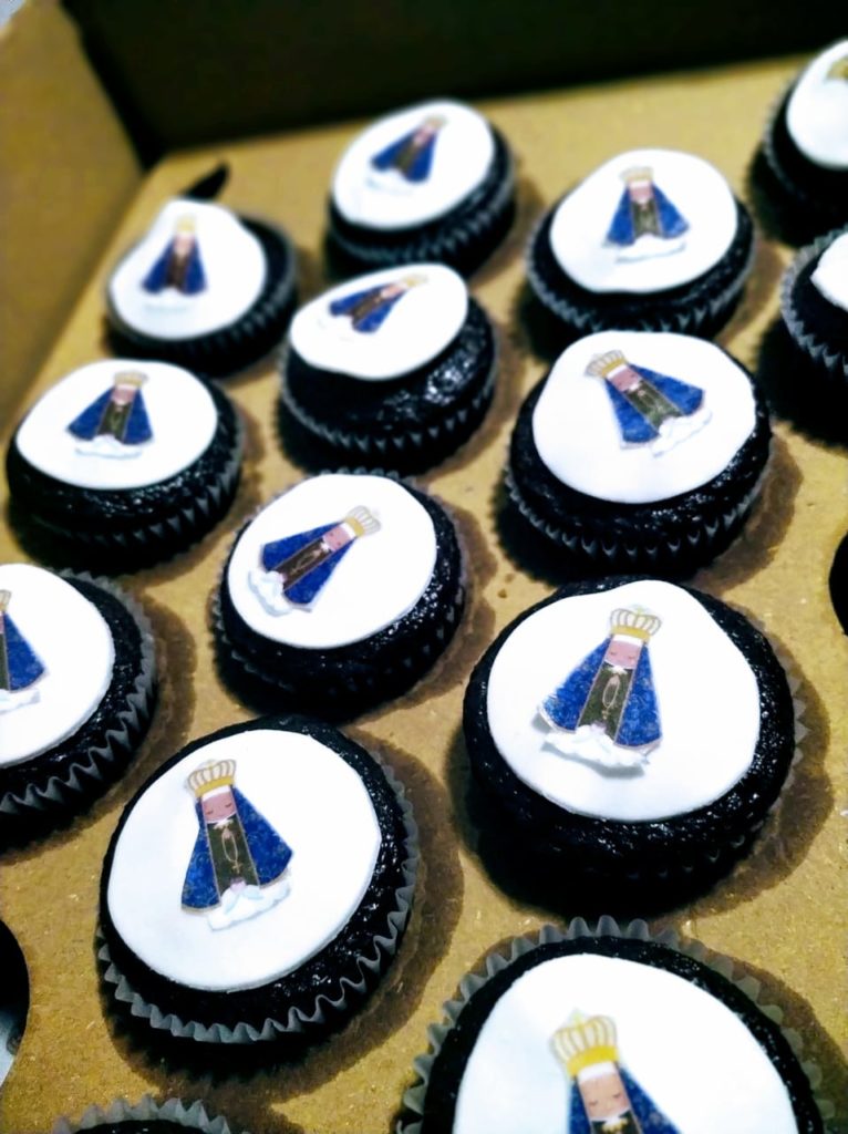 Cupcakes corporativos personalizados motivo virgen de aparecida