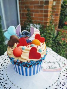 Big cupcakes cake by made corazones rojos y figuras impresas en papel comestible