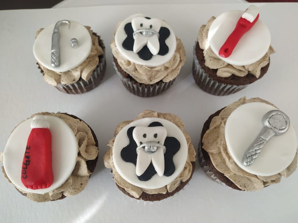 Cupcakes personalizados con cubierta de fondant motivo odontología