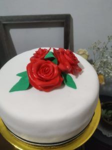 Hermosa torta elaborada en fondant con rosas rojas sobre fondo blanco cake by Made Imágenes de Tortas Galletas Y Cupcakes