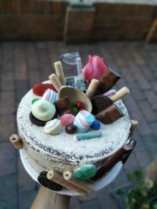 Original torta desnuda con múltiples chocolates