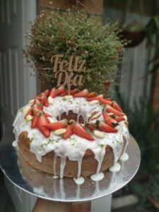 Original torta desnuda con múltiples chocolates