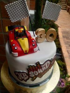 Original torta en fondant con motivo de carros de carrera y pilotos de fórmula 1