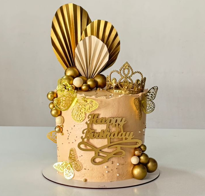 Imágenes de Pastelería 1 Torta de Gala: Máxima Expresión en Diseño de Tortas Premium En el competitivo mundo de la repostería artística, nuestro diseño de tortas premium se distingue por fusionar tendencias contemporáneas con un acabado de lujo artesanal. Esta creación, diseñada para celebraciones de alto nivel como cumpleaños de 15, aniversarios o eventos corporativos, redefine el concepto de elegancia comestible.