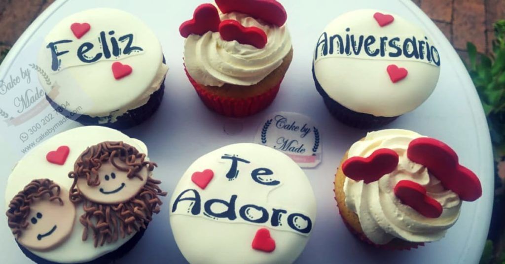 ¿Quieres enviar un mensaje con estilo? Estos Cupcakes personalizados de Aniversario en Bogotá, sin duda, los ponquesitos decorados por Cake by Made son una excelente elección