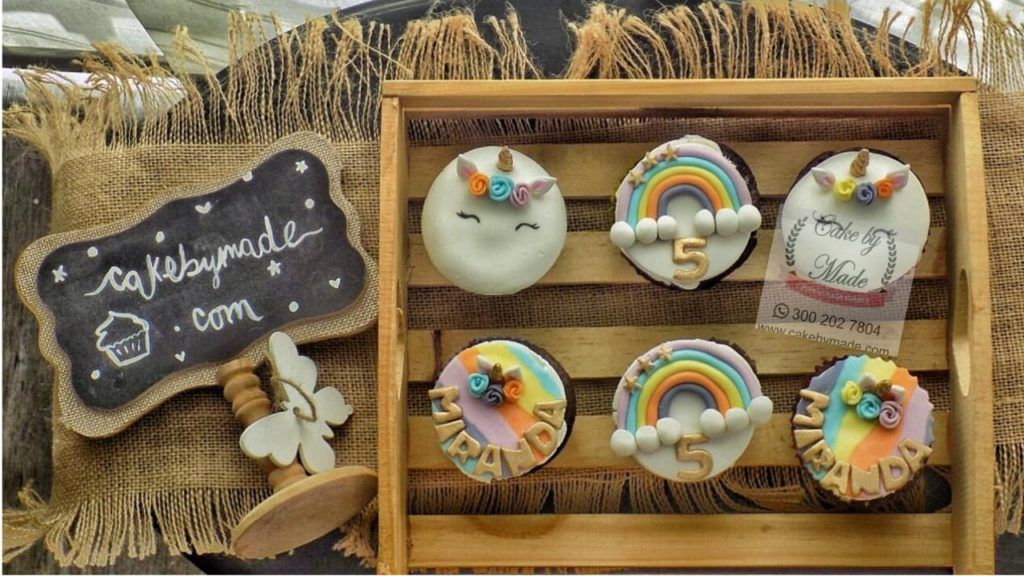 Linda caja con cupcakes  de unicornio decoración a tu gusto, sin duda, en Cake by Made Bogotá encontrarás tu detalle especial. Has tu pedido a domicilio hoy