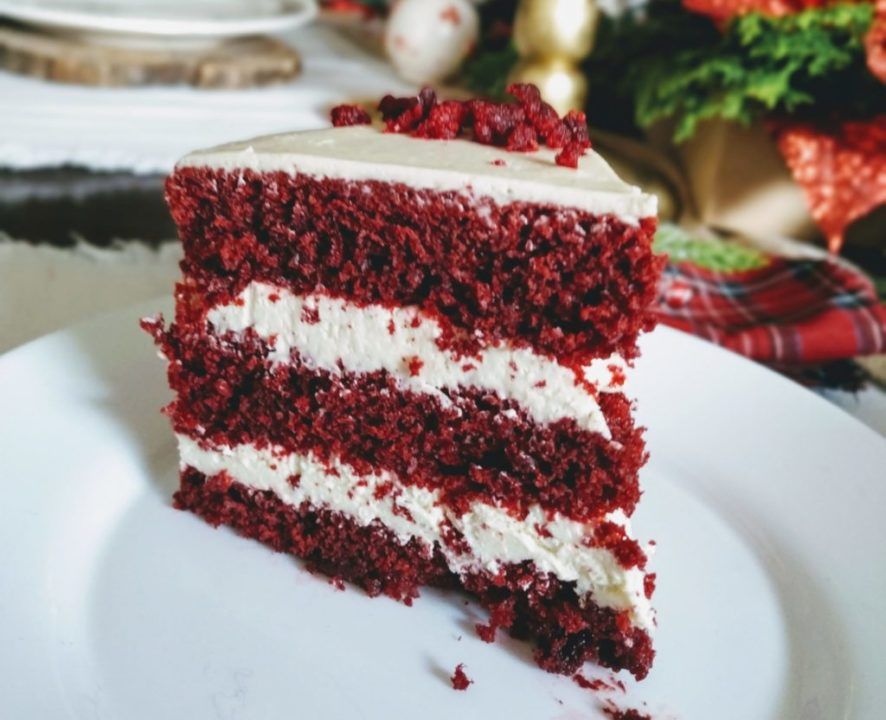 Imagen de una Porción de torta, por ejemplo, puedes ver la textura y color del pastel terciopelo rojo, simplemente delicioso.