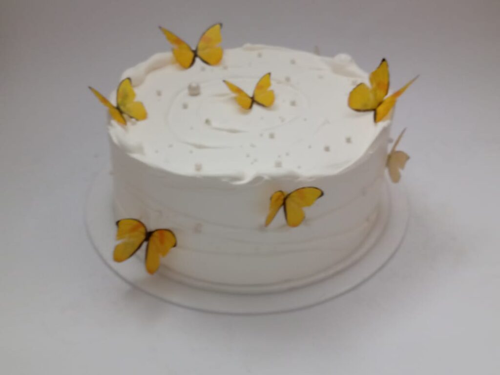 pastel personalizado decorado con Impresión comestible
de mariposas amarillas