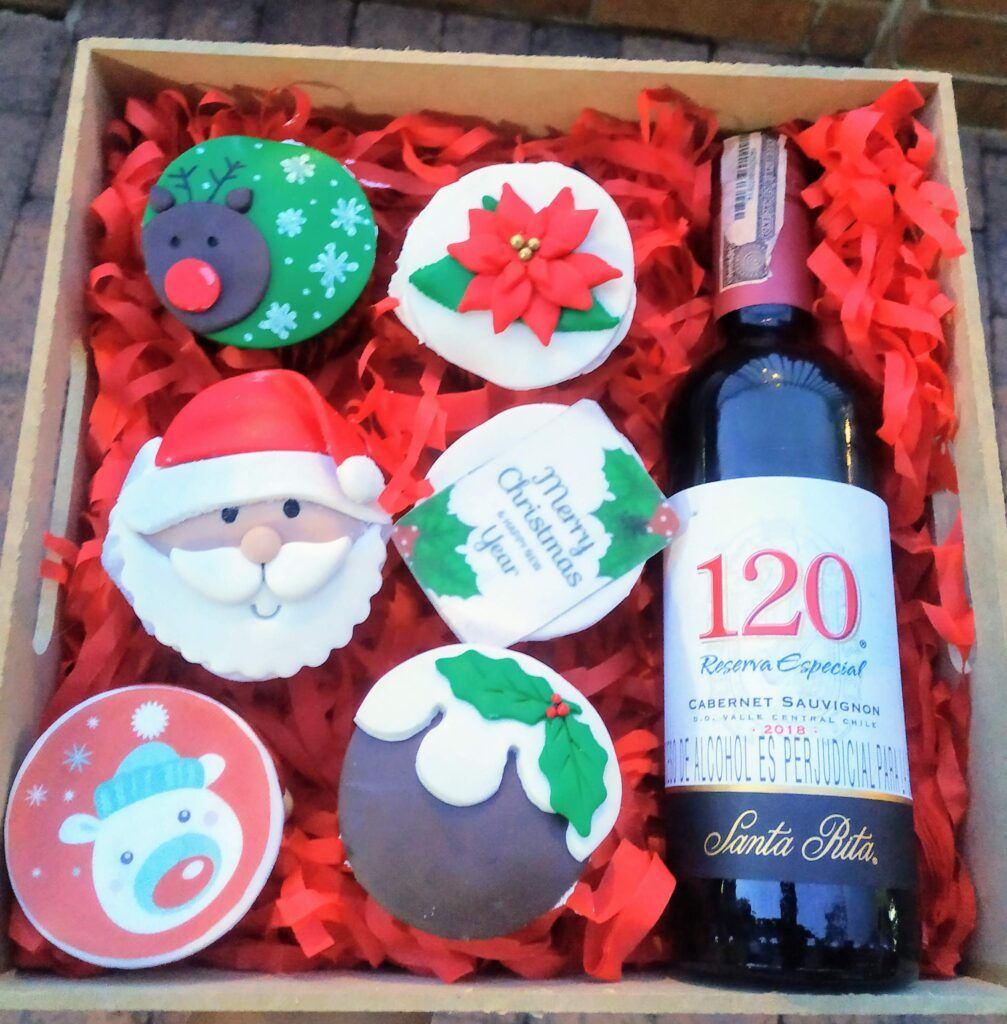 caja con vino y cupcakes de Navidad