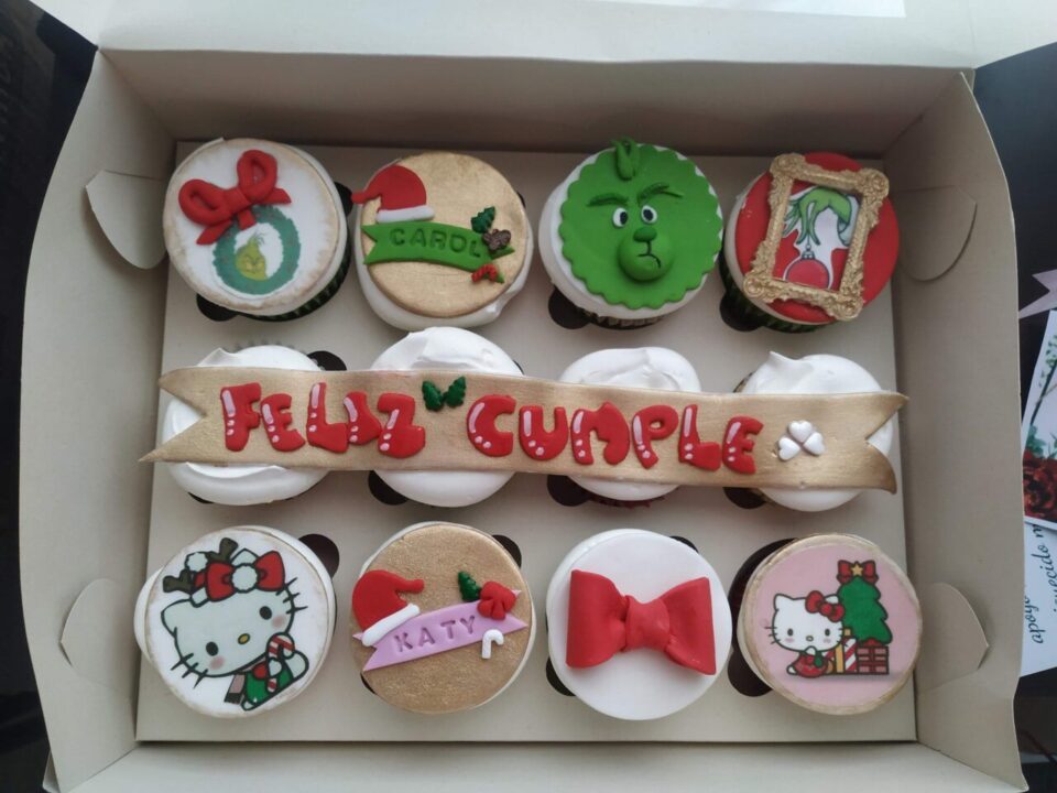 "Repostería temática y personalizada: cupcakes de Hello Kitty y el Grinch con detalles en fondant para cumpleaños – Cake by Made Bogotá"