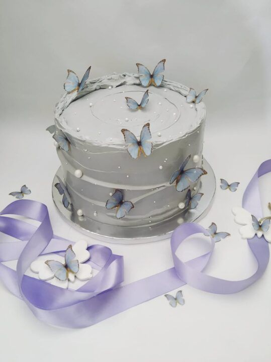 Torta con mariposas comestibles en papel de arroz – diseño artístico en Bogotá Torta en crema decorada personalizada con mariposas en papel de arroz, diseño artístico en Bogotá