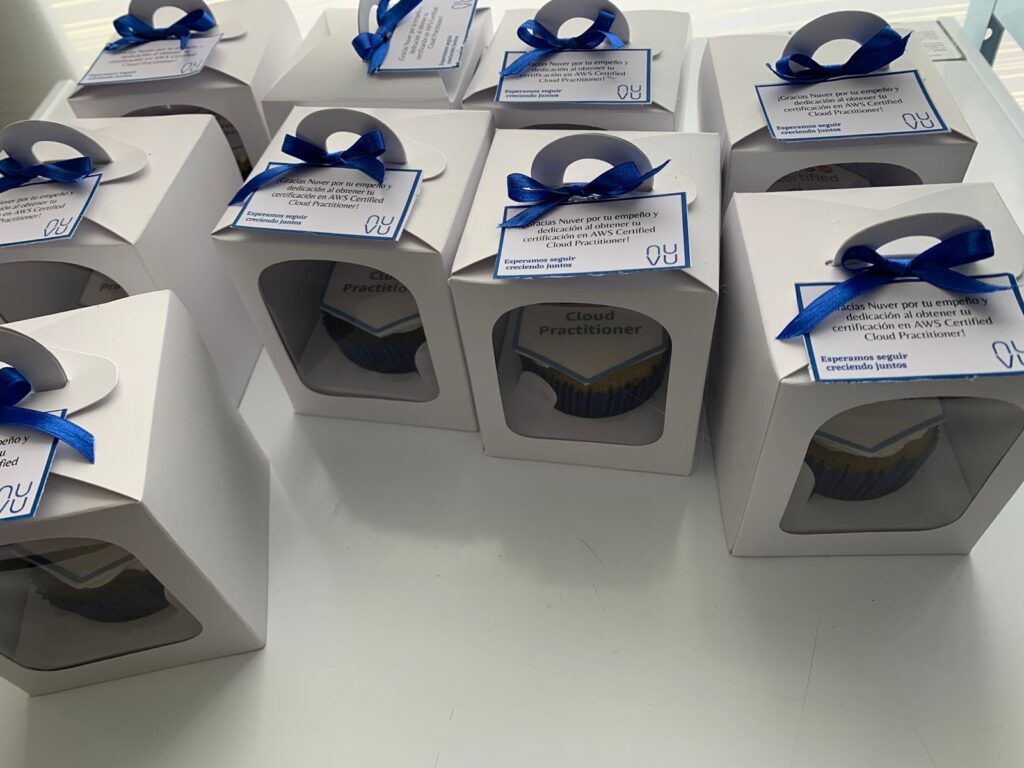 Conjunto de cajas con cupcakes corporativos