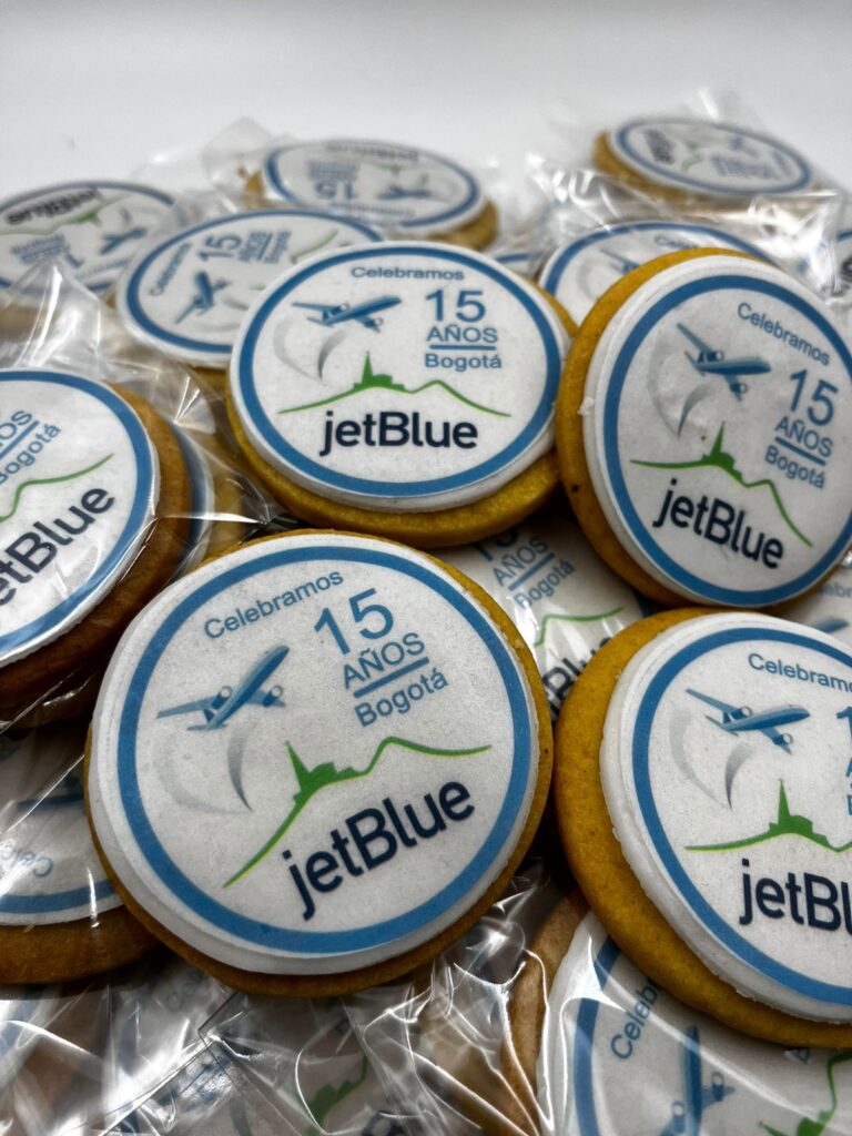 Galletas Personalizadas en Bogotá 57 Galletas corporativas decoradas con impresión comestible De la empresa Jet Blue