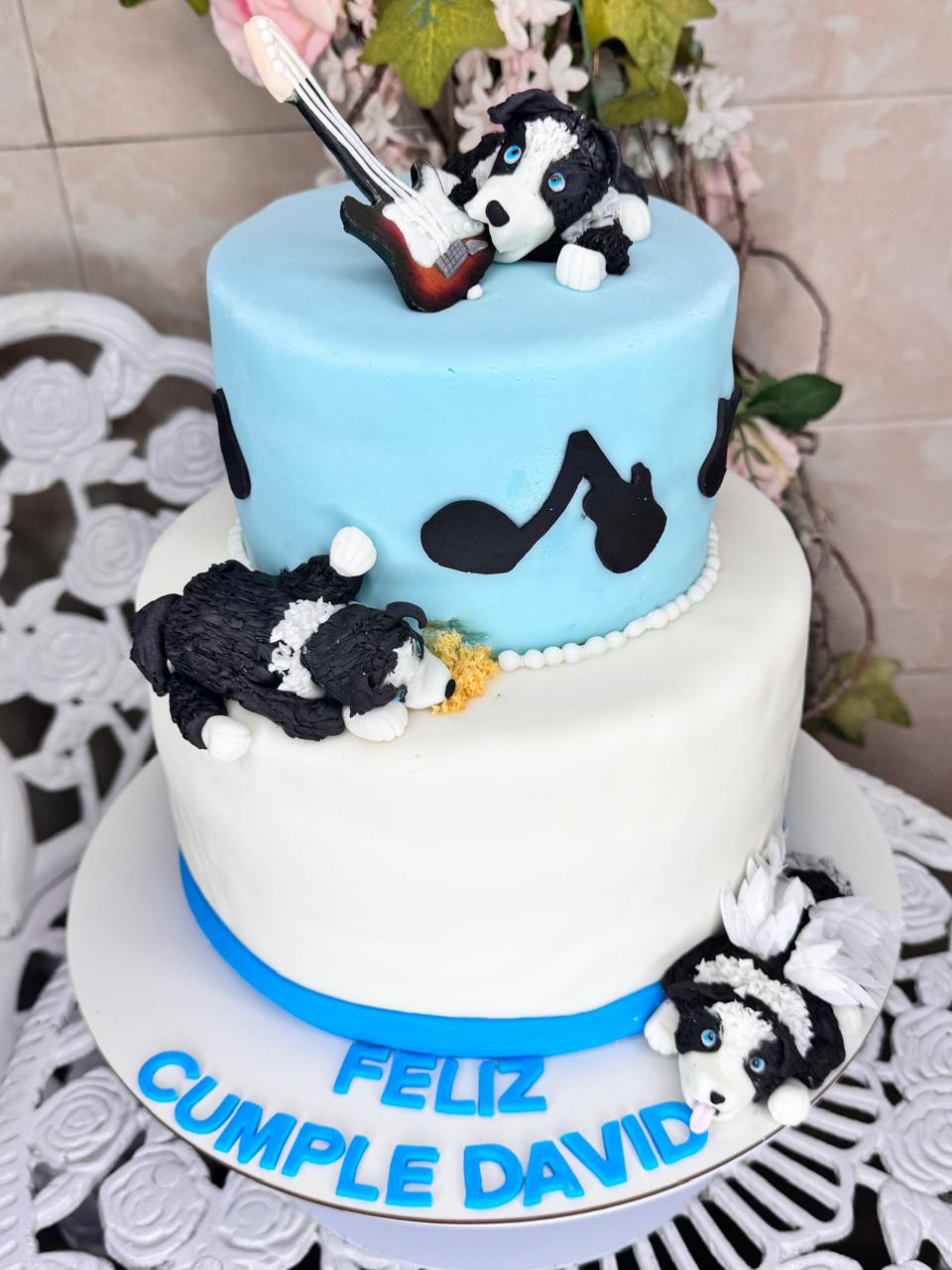 Tortas personalizadas en bogota:
en fondant, de 2 niveles de perritos en 3 D Colores azul y blanco