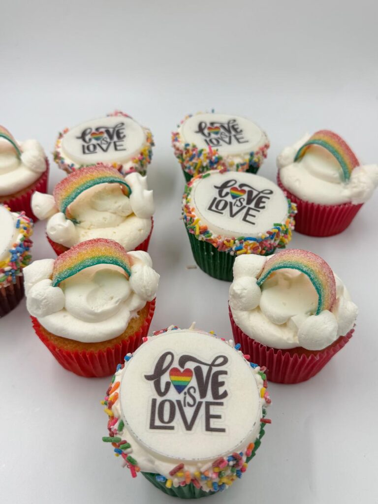 Hermoso diseño de cupcakes personalizados con la palabra amor como rojos y blancos, imagen ilustrativa