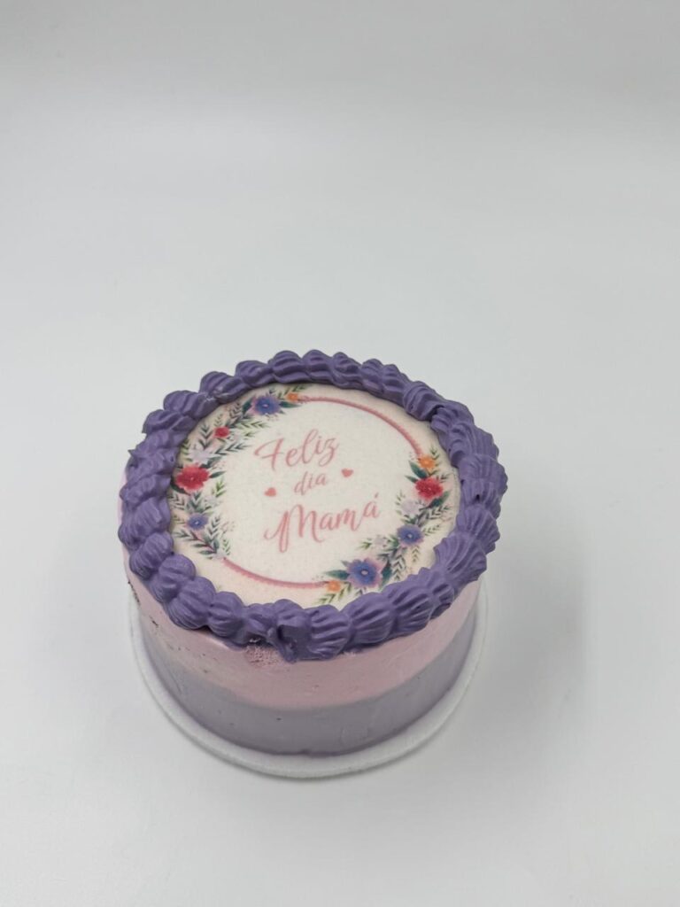 Tortas personalizadas en Bogotá:
torta en crema color lila en crema Imagen ilustrativa