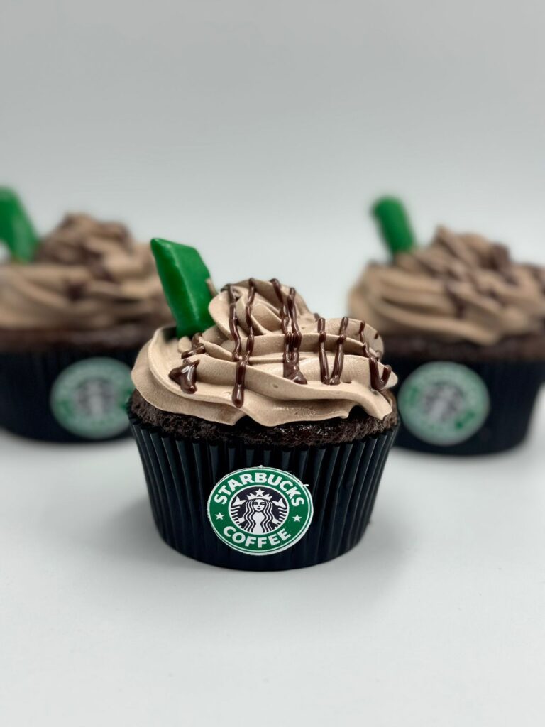Cupcakes corporativos personalizados Lindos cupcakes corporativos para branding empresarial Motivo Starbucks:
Descripción de la imagen Cupcakes empresariales personalizados con logo de Starbucks y colores corporativos verdes, ideales para branding, eventos y promociones de marketing"