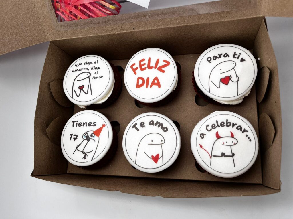 Decoración personalizada con cupcakes de meme flork