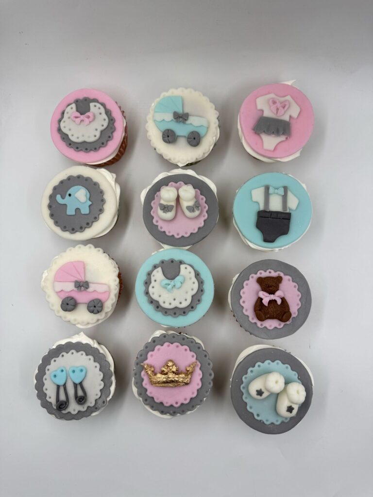 Varios Cupcakes Personalizados con motivo de baby shower