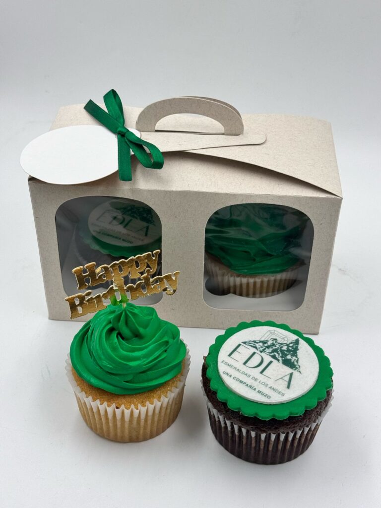 Caja de cupcakes corporativos personalizados en Bogotá con logo de empresa y decoración verde para regalos empresariales
