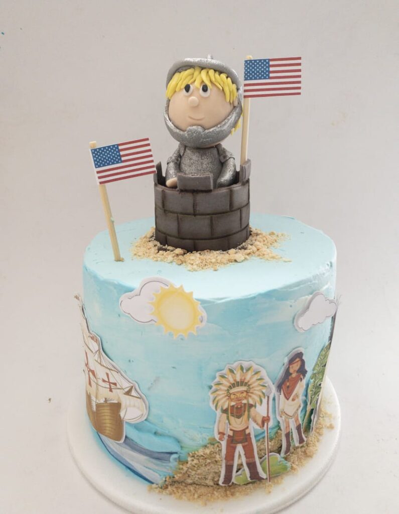 Torta decorada con crema e impresiones en papel comestible y una figura 3 D en fondant