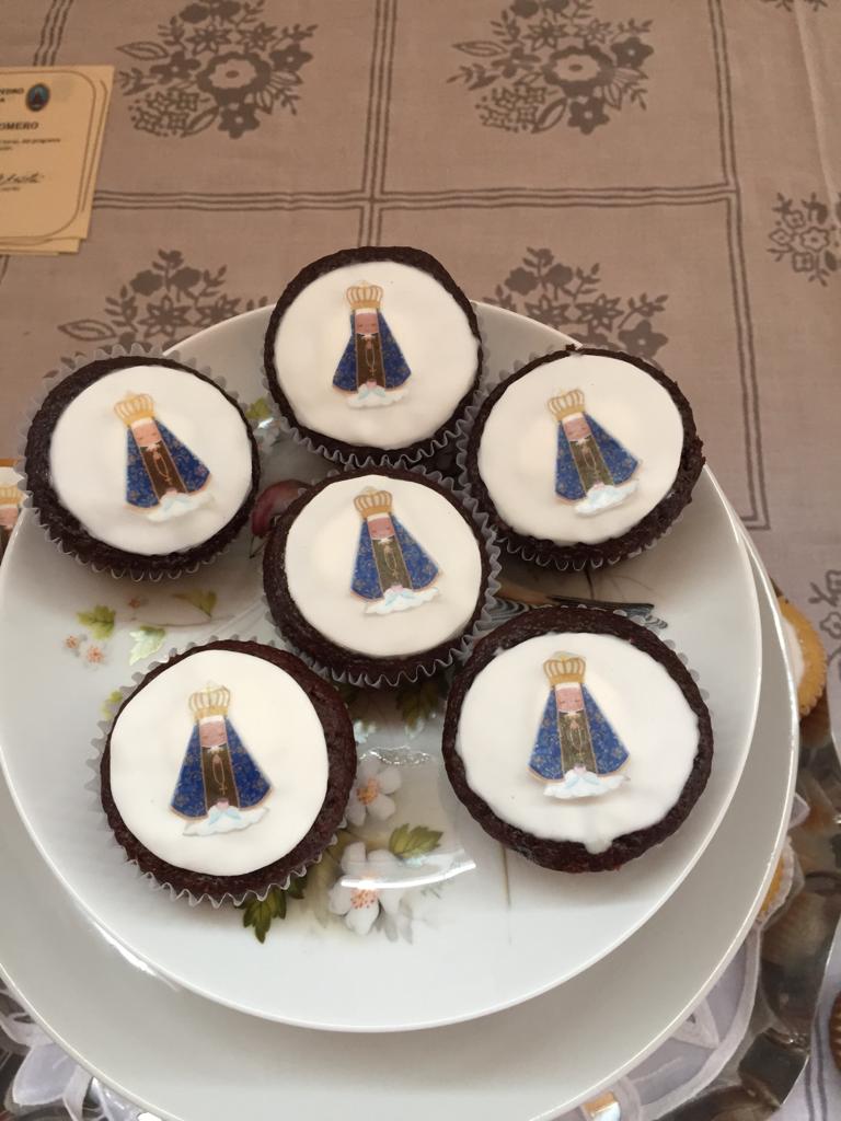 Cupcakes con impresión comestible Virgen de aparecida decoración