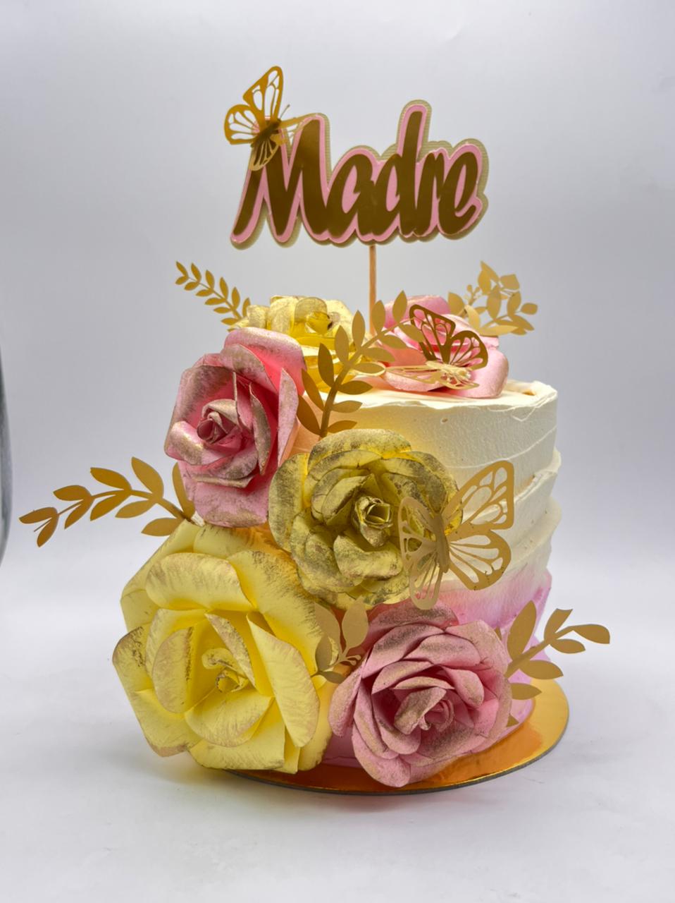 Tortas Personalizadas en Bogotá 5 Torta personalizada para el Día de la Madre con elegante crema rosada y delicadas rosas Elaboradas con papel de arroz, perfecta para sorprender y celebrar a mamá.