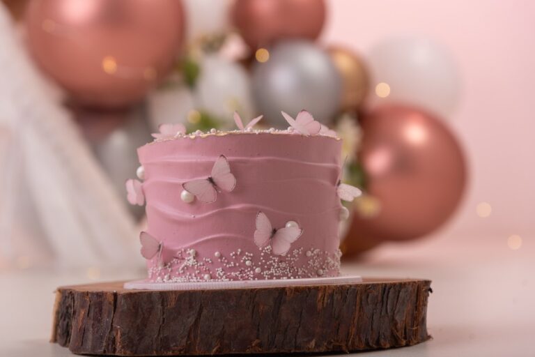 Espectacular torta decorada en crema rosada adornada con mariposas en impresión comestible. Esta impresionante foto en primer plano captura la delicadeza y belleza de la crema rosada, complementada perfectamente por las vibrantes mariposas comestibles. Las mariposas, elaboradas con detalles realistas, parecen estar listas para alzar vuelo, añadiendo un toque mágico y encantador a la torta. Ideal para celebraciones especiales, esta torta es una verdadera obra de arte que combina sabor y estética de manera sublime.