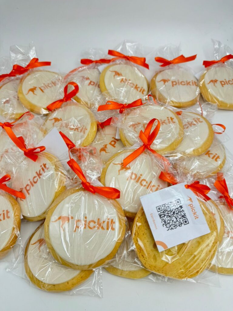 Galletas Personalizadas en Bogotá 56 Galletas en empate individual con moño de color rojo personalizadas con logo para empresas
