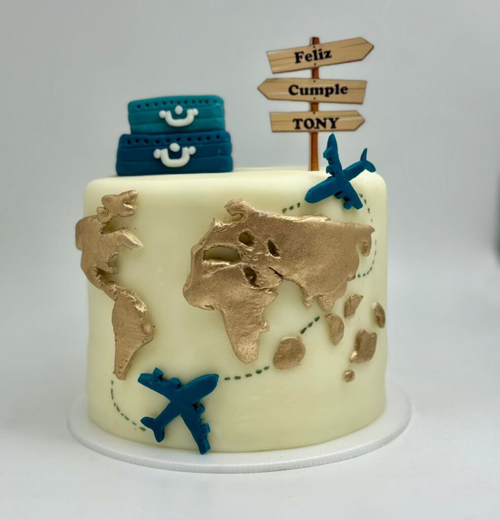 Torta personalizada en fondant con mapamundi Viajes un letrero mostrando destinos y maleta