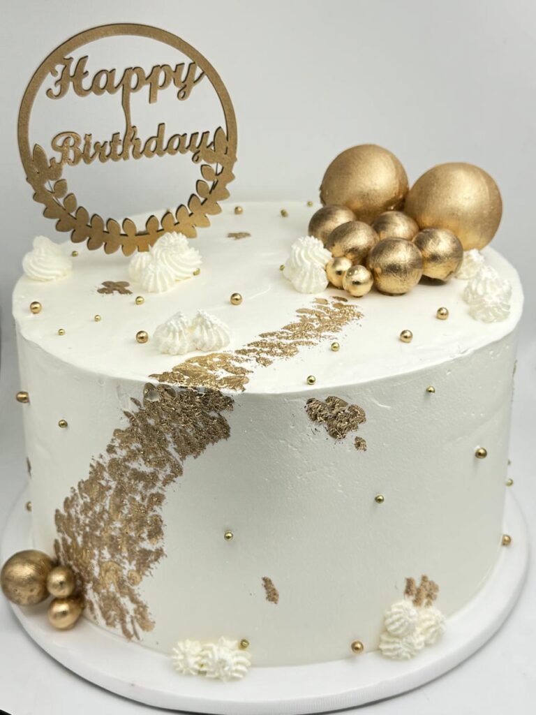 Torta personalizar de cumpleaños En crema blanca espectacularmente decorada con detalles en color dorado y un topper de Happy birthday