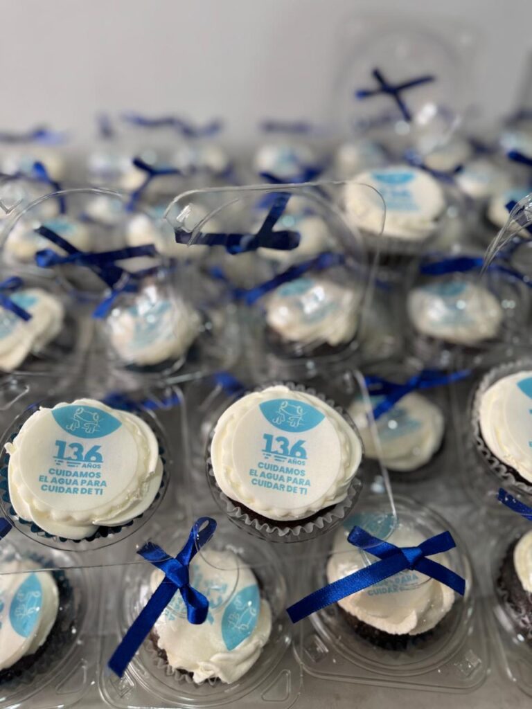 Cajas individuales transparentes con cupcakes corporativos con logo y mensaje A tu gusto Para la empresa de acueducto de Bogotá, con logo de la empresa.