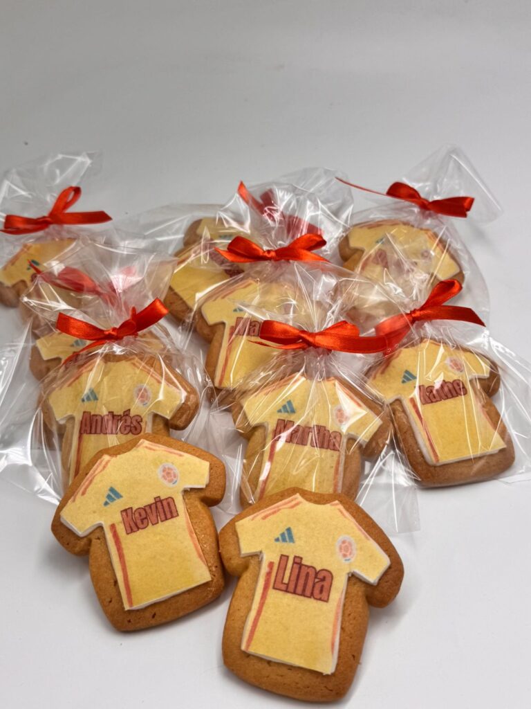 Galletas Personalizadas en Bogotá 59 Galletas con forma de camisa con decoración de la selección Colombia con nombres personalizados