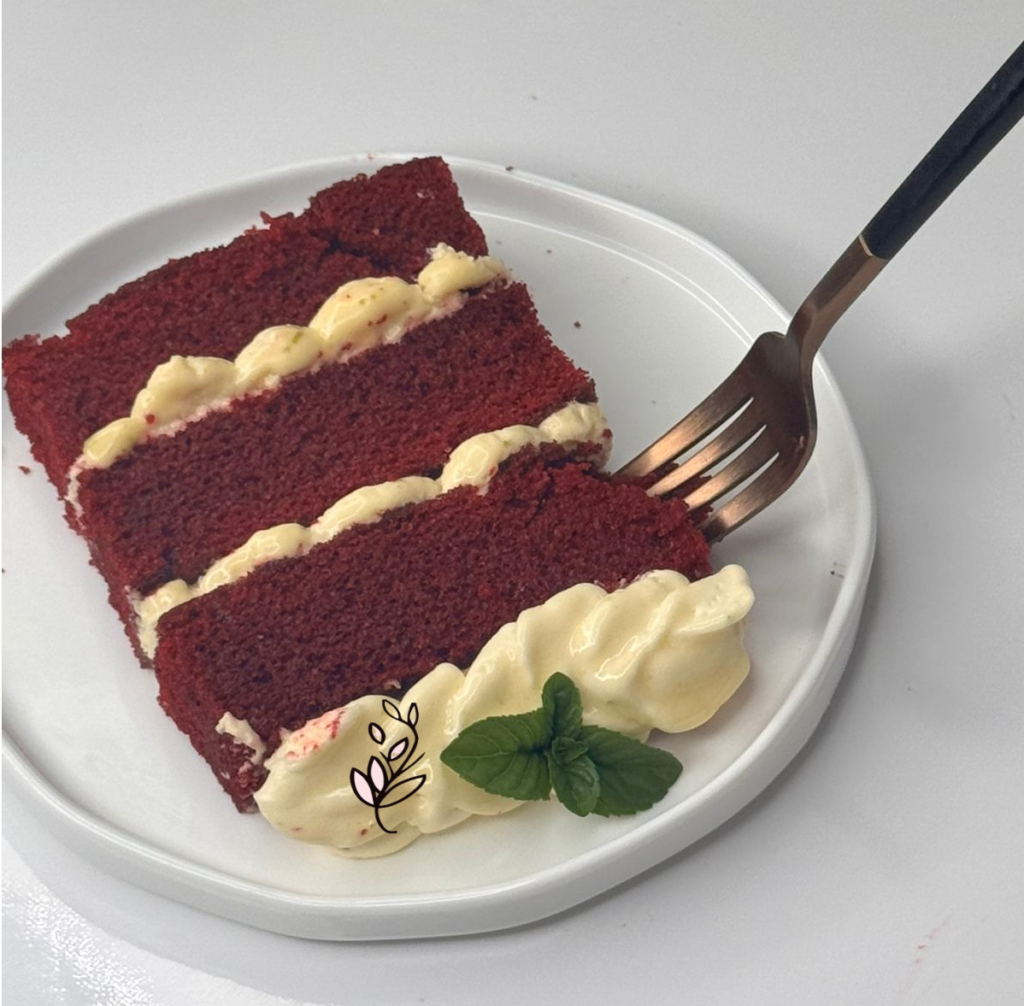 Porción de torta red Velvet colocada sobre un plato.