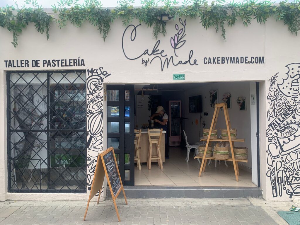 Calle 174A # 52A-09 Bonito local de la pastelería Artesanal cake by made En la localidad de suba En el norte de Bogotá Disfruta de deliciosos productos y cursos personalizados De masa madre