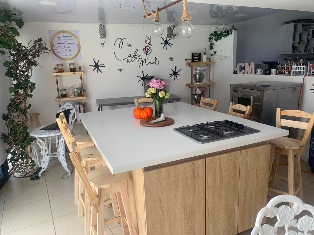 Sala de decoración para talleres de la pasteleria, Donde se elabora pan de masa madre en Bogotá