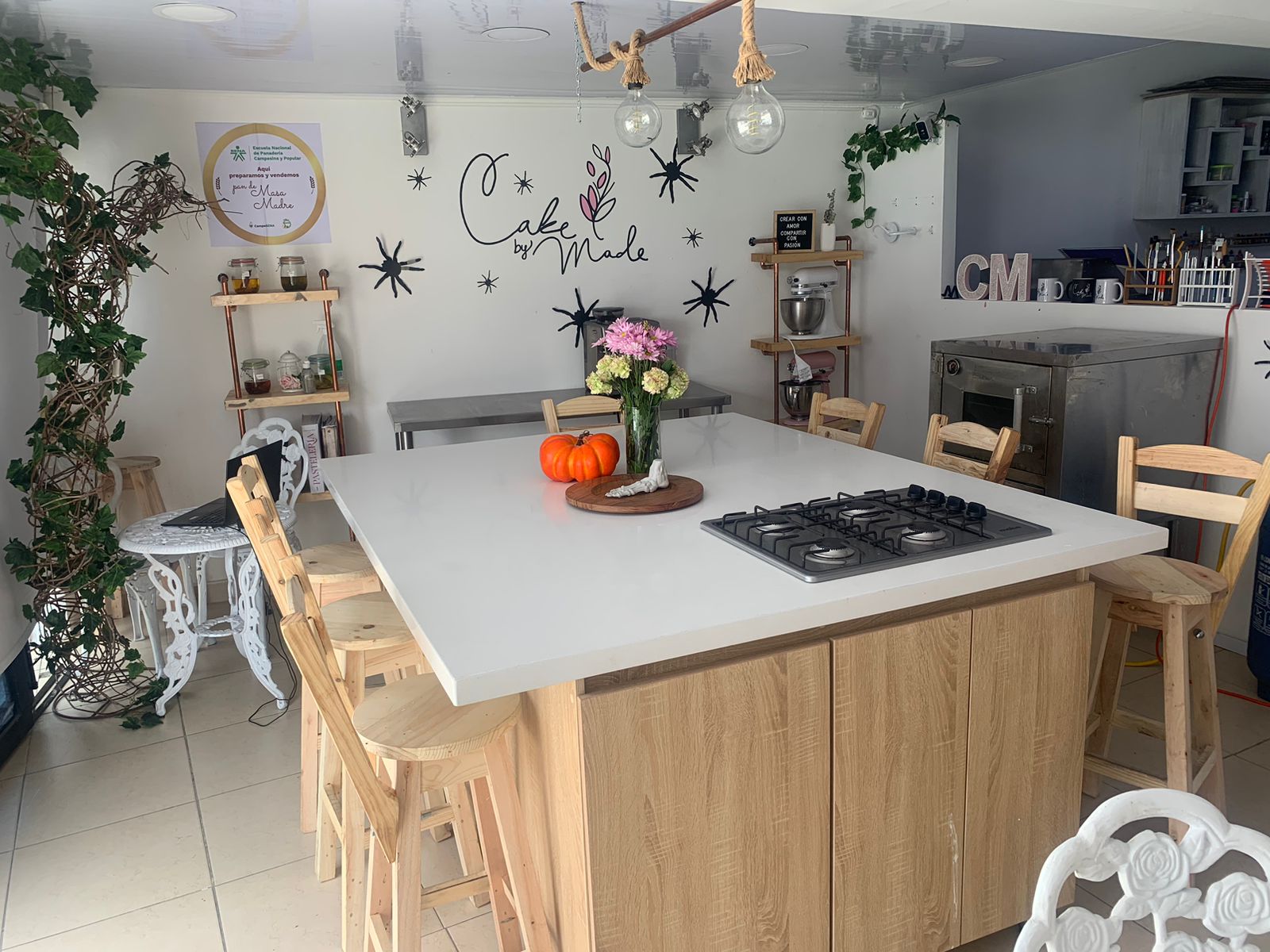 Sala de decoración para talleres de la pasteleria, Donde se elabora pan de masa madre en Bogotá