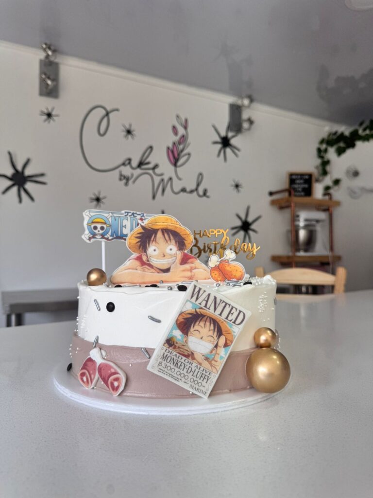 Hermosa torta tematica decorada con imágenes comestibles