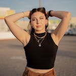 mujerat sunset, embracing a casual summer vibe.