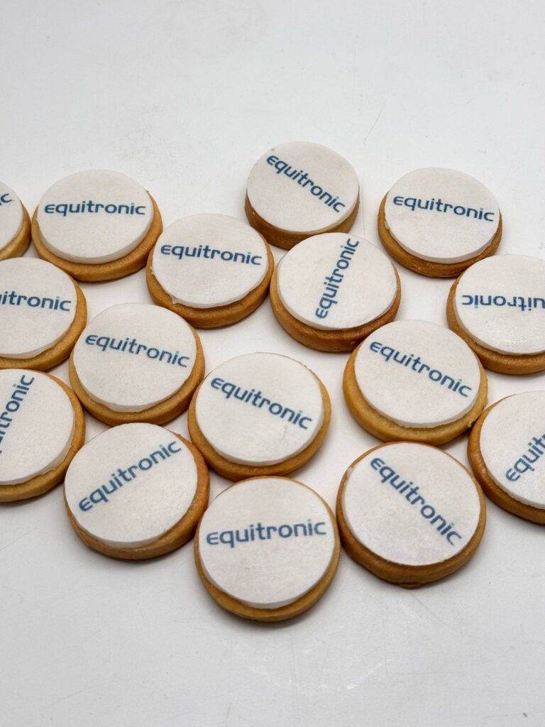 Galletas Personalizadas en Bogotá 71 Luego corporativo en galleta de mantequilla con impresión comestible marca equitronic