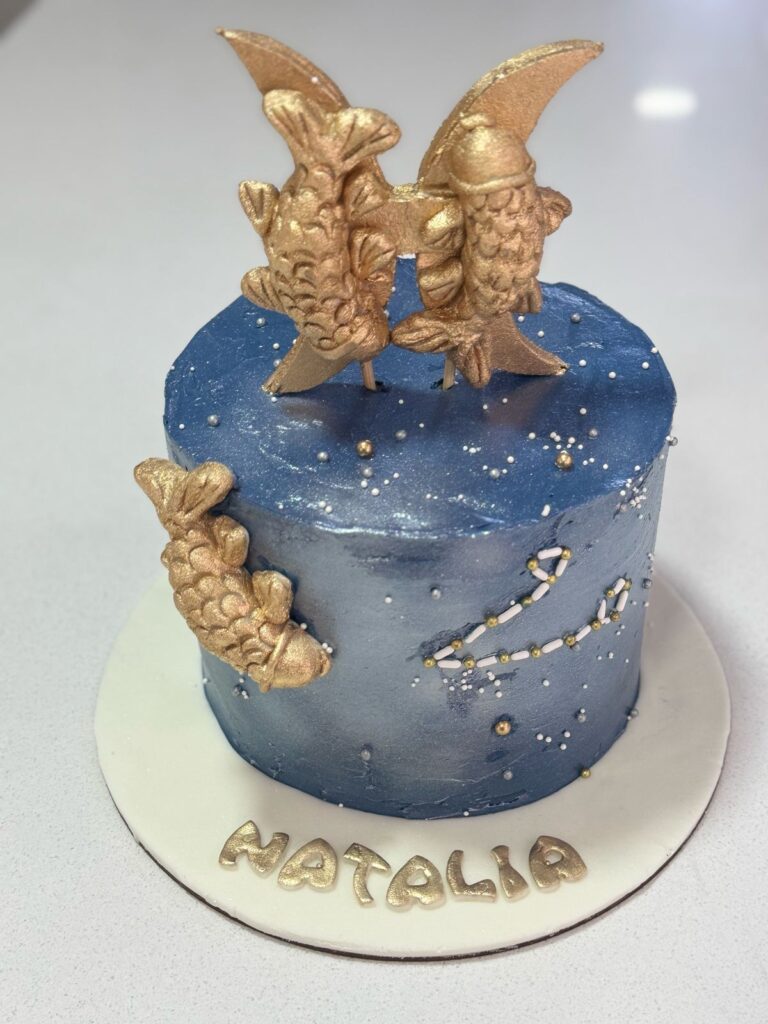 Torta Con motivos marinos decorado con peces dorados
