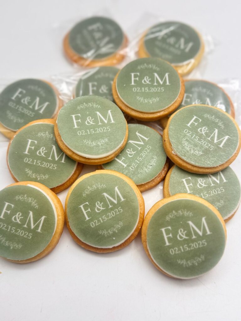 Galletas Personalizadas en Bogotá 67 Galletas con logo corporativo color verde empresa F & M