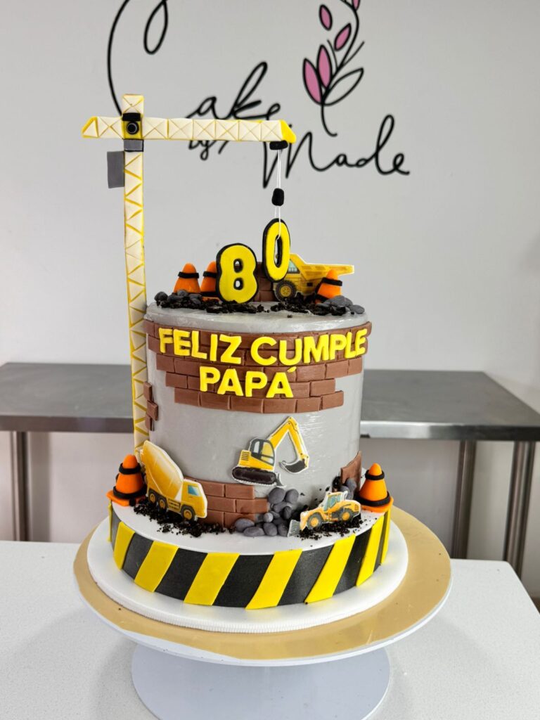 Torta personalizada de cumpleaños con temática de construcción para papá, decorada con grúas, maquinaria amarilla, conos viales y el mensaje 'Feliz cumple papá', ideal para ingenieros o amantes de las obras"