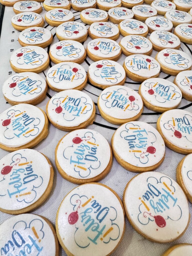 Galletas Personalizadas en Bogotá 69 Galletas temáticas con la frase feliz día elaboradas Para reuniones o eventos