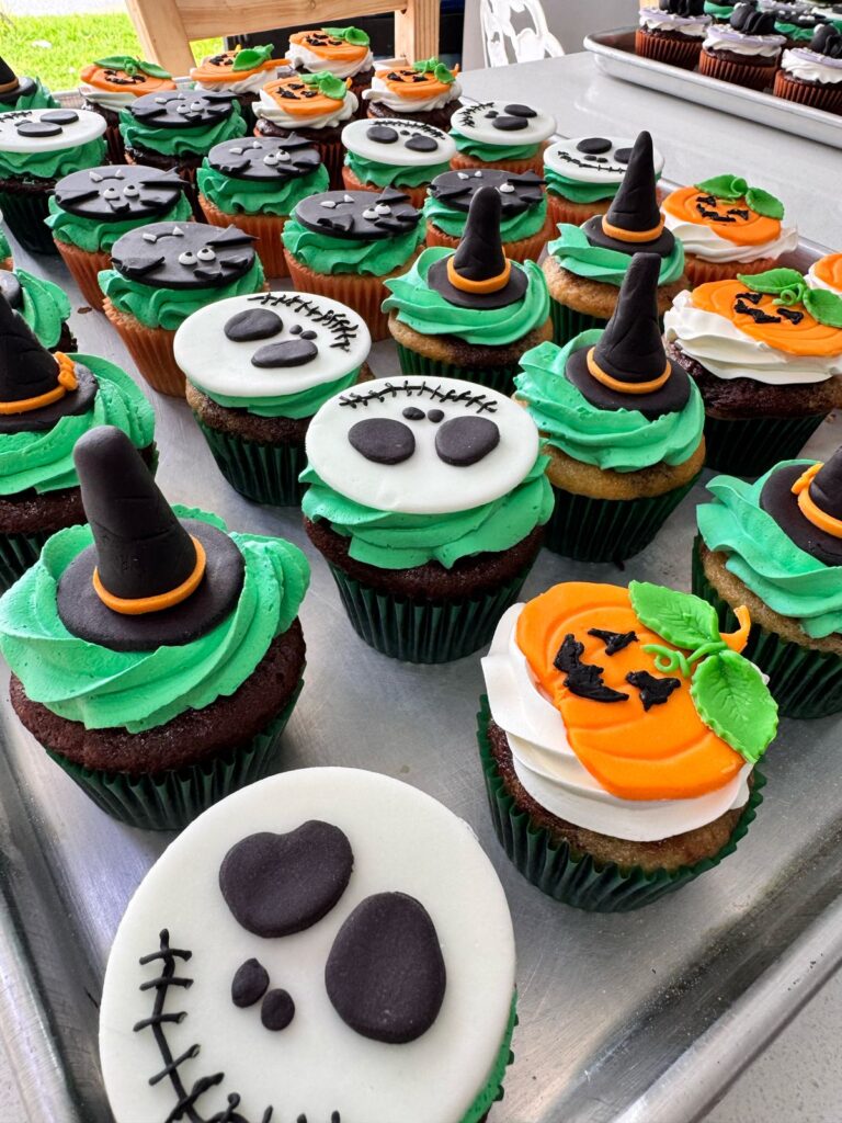 Cupcakes temáticos de Halloween en Bogotá, decorados con calabazas, sombreros de bruja y personajes como Jack Skellington
